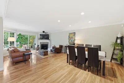 Dnevni boravak; kamin, drveni pod, prirodna svjetlost, moderan stil