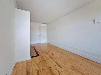 Wohnzimmer; holzboden, tageslicht