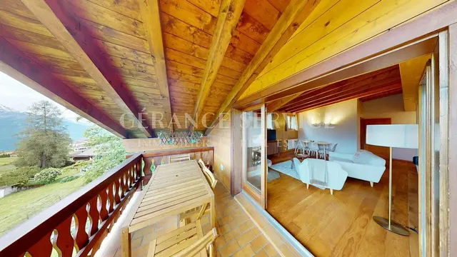 Balkón; výhľad, drevené trámy, drevená podlaha, prirodzené svetlo