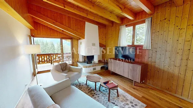 Obývačka; krb, drevené trámy, drevená podlaha, prirodzené svetlo, rustikálny štýl, výhľad