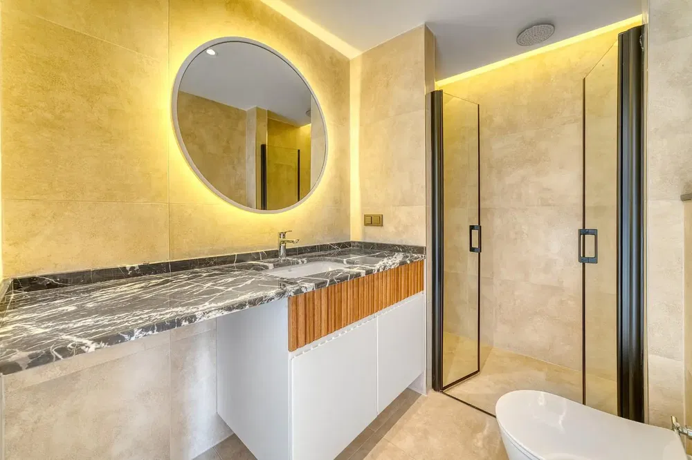 حمام; مجدد, أرضية من البلاط, ضوء طبيعي