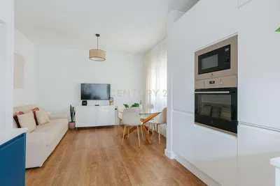 Obývací pokoj; kuchyňské spotřebiče, moderní styl, dřevěná podlaha, přirozené světlo