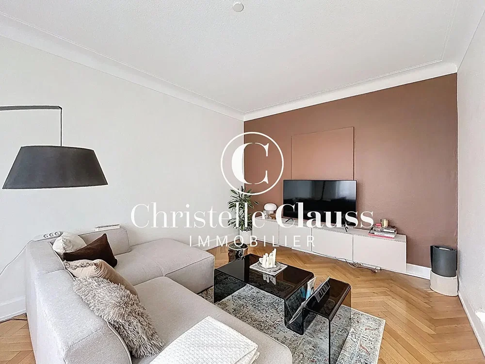 Dnevna soba; drveni pod, moderni stil, prirodno svjetlo