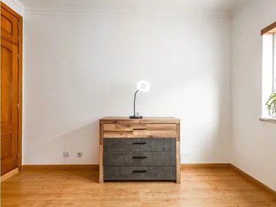 Спаваћа соба; дрвени под, природно светло