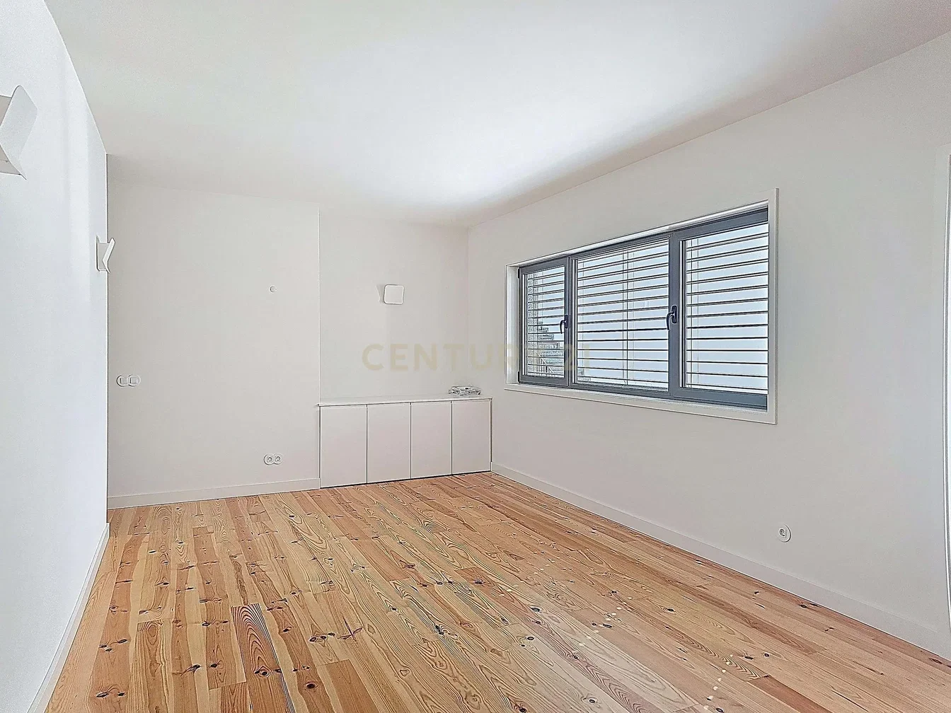Schlafzimmer; holzboden, tageslicht