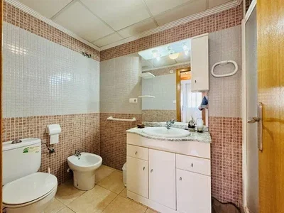 Banyo; fayans zemin, doğal ışık, modern stil