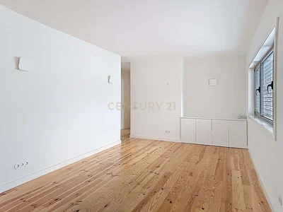 Schlafzimmer; holzboden, tageslicht