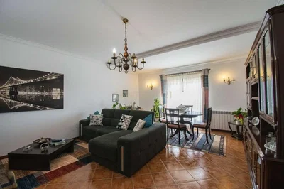 Дневна соба; плочице, природно светло