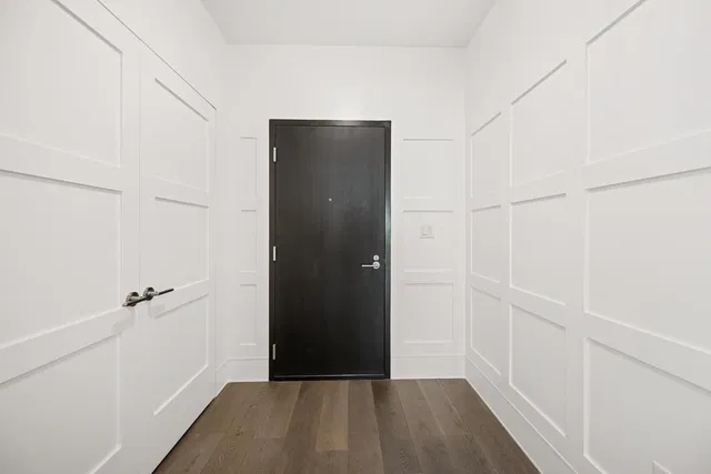 Γκαρνταρόμπα; ξύλινο πάτωμα, ανακαινισμένο