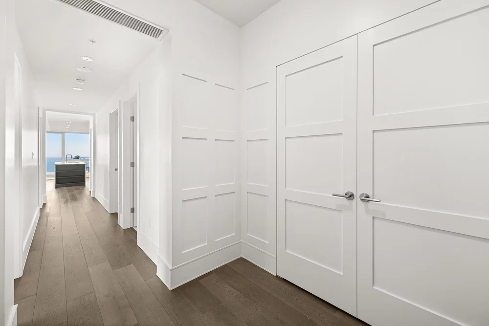 Oda; ahşap zemin, doğal ışık, modern stil