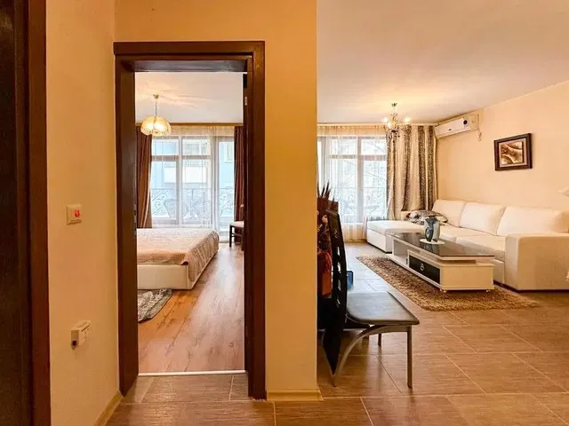 Σαλόνι; φυσικό φως, ξύλινο πάτωμα