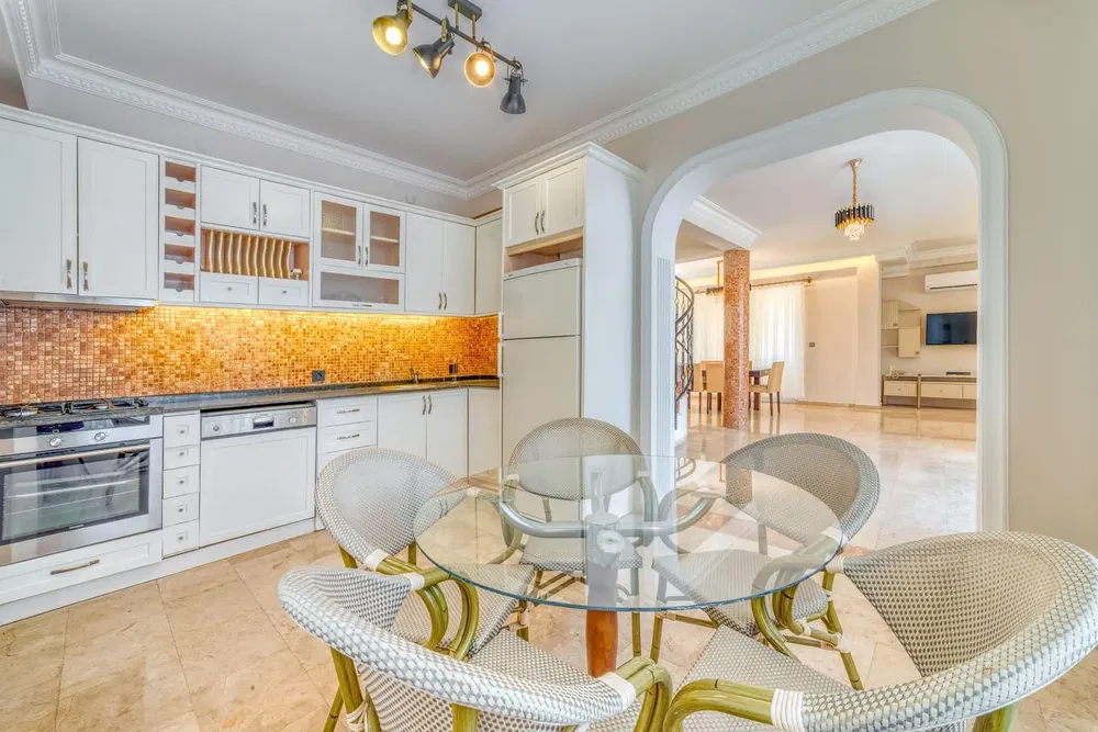 مطبخ; أرضية من البلاط, ضوء طبيعي, أسلوب عصري, أجهزة المطبخ