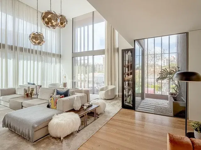 Salon; lumière naturelle, style moderne, parquet