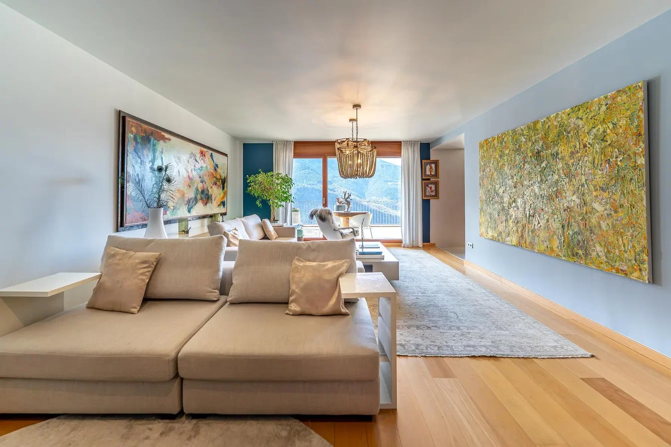 Dnevna soba; pogled, drveni pod, prirodno svjetlo, moderni stil