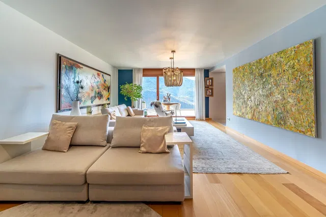 Salón; vista, suelo de madera, luz natural, estilo moderno