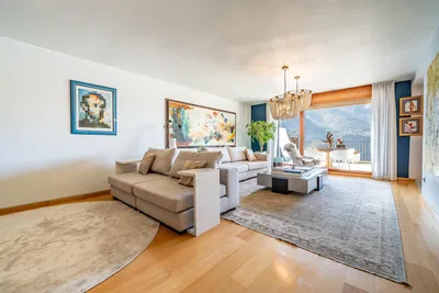 Dnevna soba; pogled, drveni pod, prirodno svjetlo, moderni stil