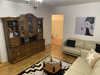 غرفة معيشة; أرضية خشبية, ضوء طبيعي, أسلوب عصري