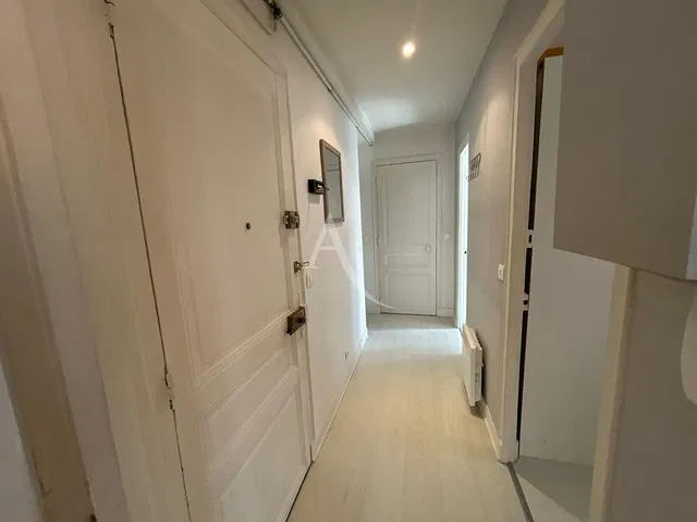 Šatňa; drevená podlaha, prirodzené svetlo