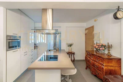 Küche; küchengeräte, moderner stil, renoviert, fliesenboden, tageslicht