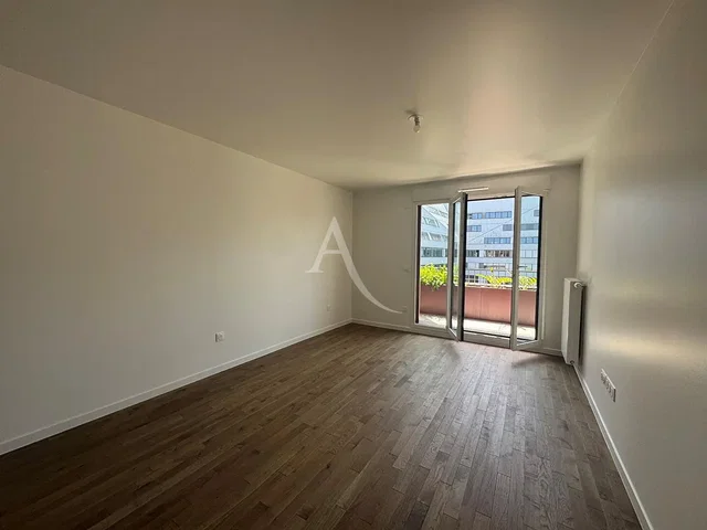 Obývačka; výhľad, drevená podlaha, prirodzené svetlo