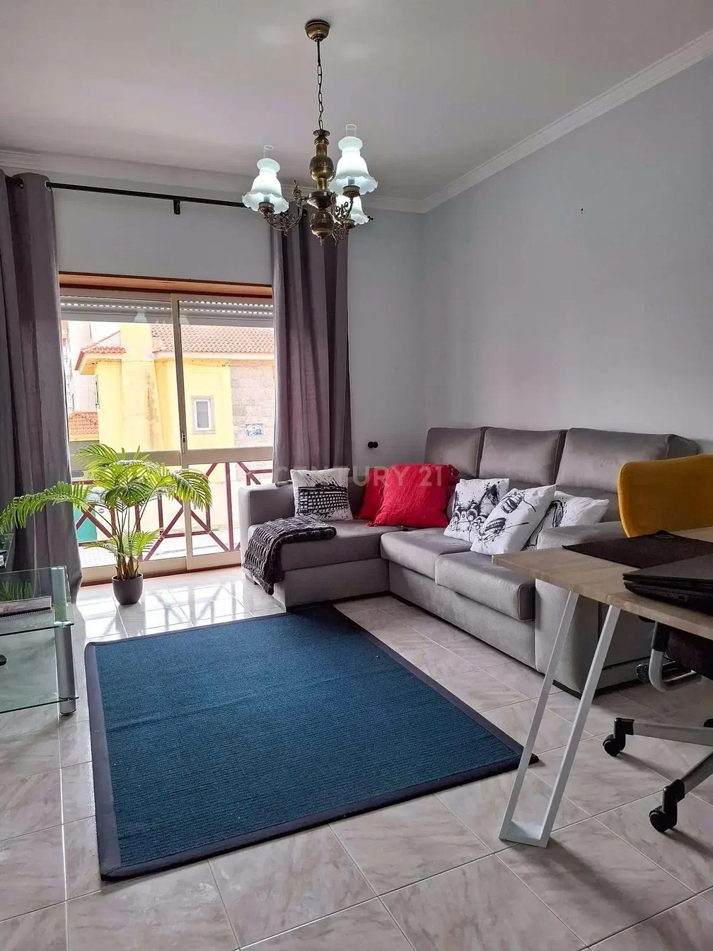 Дневна соба; поглед, природно светло, плочице