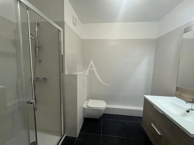 Kúpeľňa; dlažba, po rekonštrukcii, prirodzené svetlo, moderný štýl