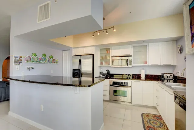 مطبخ; أجهزة المطبخ, أرضية من البلاط, ضوء طبيعي, أسلوب عصري