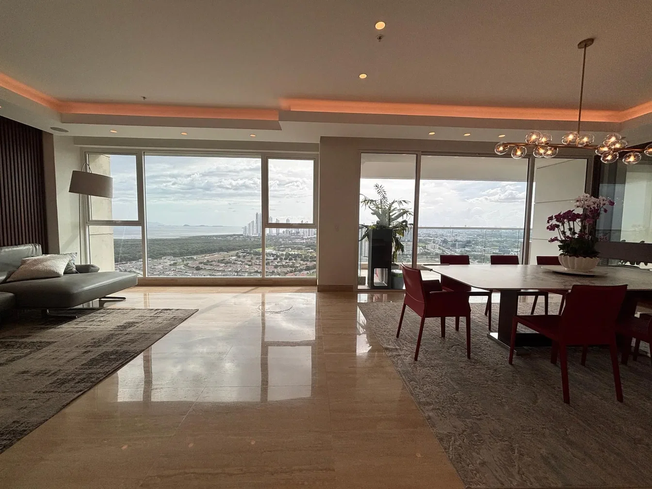 Wohnzimmer; blick, fliesenboden, tageslicht, moderner stil