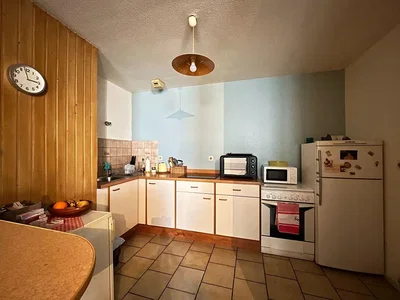 Küche; küchengeräte, fliesenboden, tageslicht, moderner stil