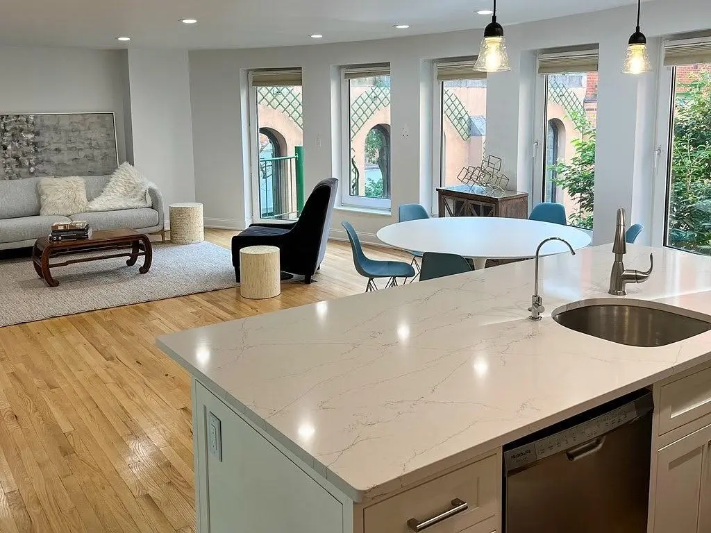 Kuchyně; výhled, dřevěná podlaha, přirozené světlo, moderní styl