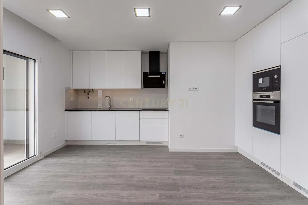 Kuchyně; kuchyňské spotřebiče, výhled, přirozené světlo, moderní styl, po rekonstrukci