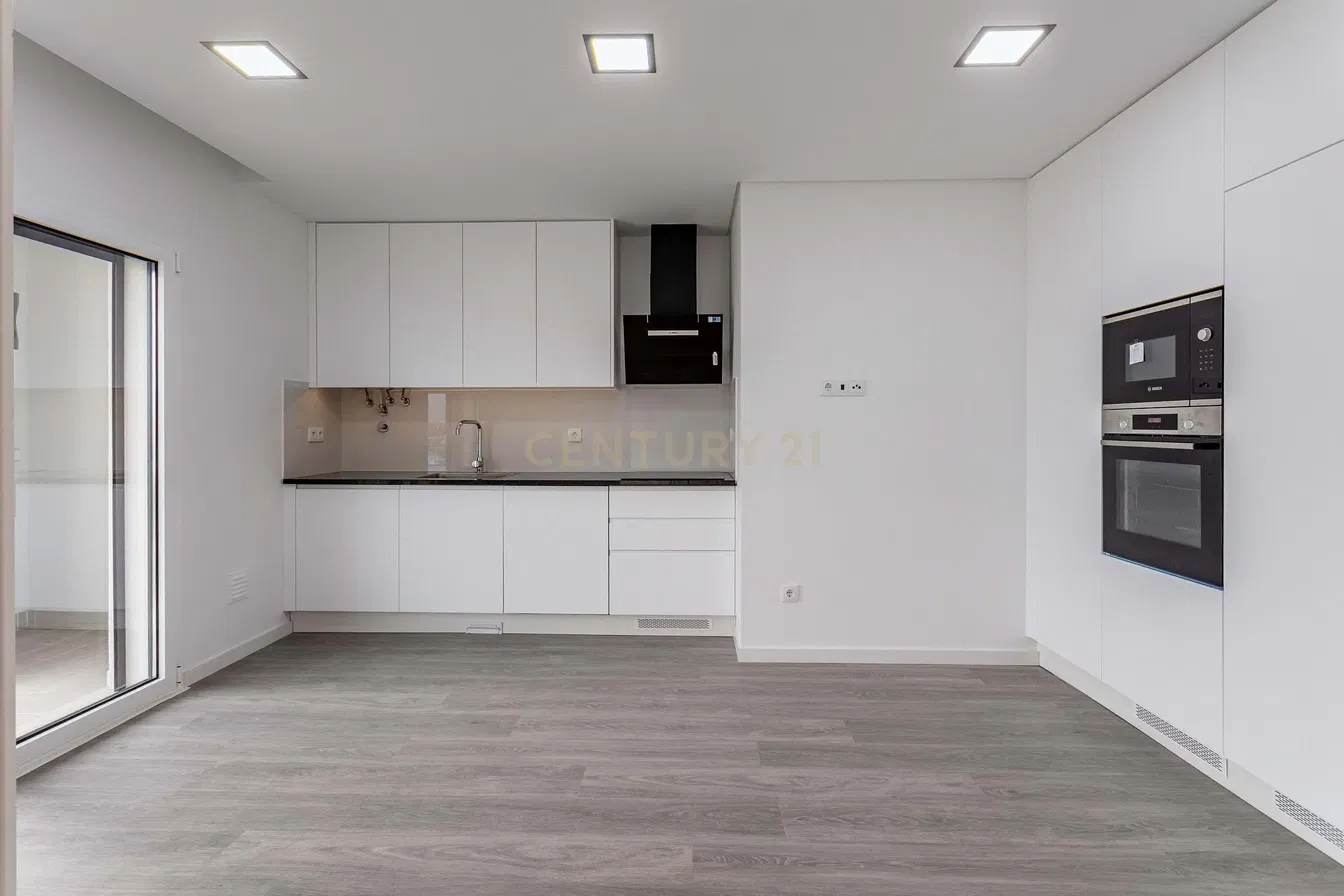 Kuchyně; kuchyňské spotřebiče, výhled, přirozené světlo, moderní styl, po rekonstrukci