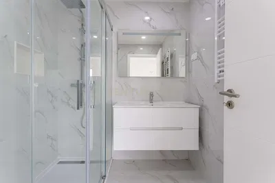 Koupelna; dlažba, po rekonstrukci, přirozené světlo, moderní styl