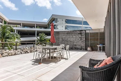 Terrasse; vue, carrelage, lumière naturelle
