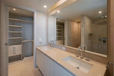 Salle de bain; rénové, lumière naturelle