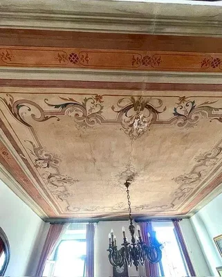 Oturma odası; yüksek tavan, ahşap kirişler, rustik stil, doğal ışık