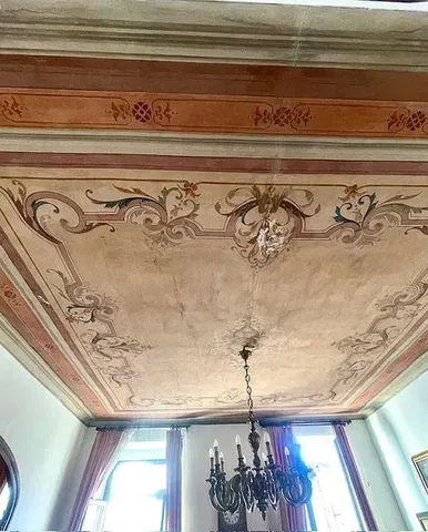 Living room; high ceiling, wood beams, rustic style, natural light