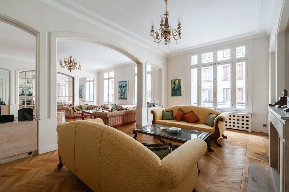 Дневна соба; дрвени под, природно светло, рустикални стил