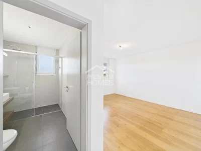 Chambre; parquet, carrelage, lumière naturelle, rénové