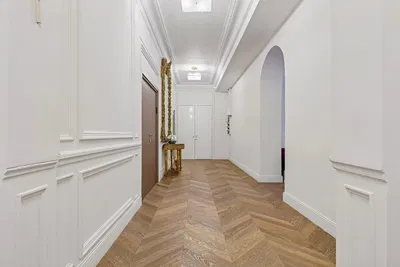 Гардероба; дрвени под, природно светло, модерни стил