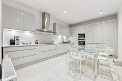 Кухиња; кухињски апарати, природно светло, модерни стил, плочице, реновиран