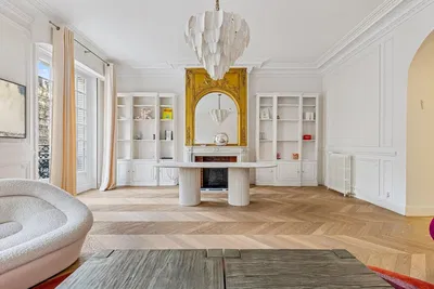 Дневна соба; камин, дрвени под, природно светло, модерни стил