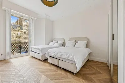 Спаваћа соба; поглед, дрвени под, природно светло, модерни стил