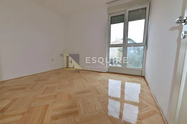 Soggiorno; vista, pavimento in legno, luce naturale