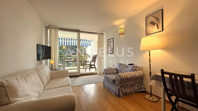 Sala de estar; vista, chão de madeira, luz natural, estilo moderno