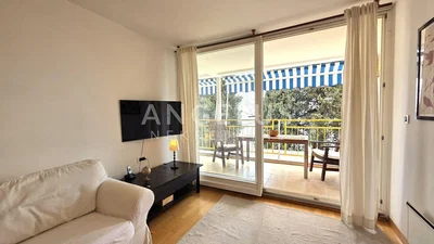 Obývací pokoj; výhled, dřevěná podlaha, přirozené světlo