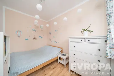 Yatak odası; ahşap zemin, doğal ışık