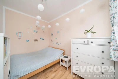 Schlafzimmer; holzboden, tageslicht