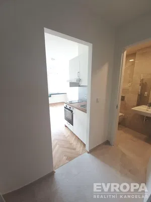 Mutfak; doğal ışık, ahşap zemin, tadilatlı