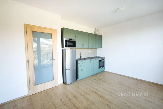 Cuisine; électroménager, parquet, rénové, lumière naturelle